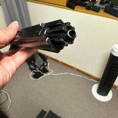 東京マルイ MWS（チャージングハンドルの一部が壊れています）と、ガス漏れのないマガジン5本およびその他のアイテム。