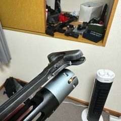 東京マルイ MWS（チャージングハンドルの一部が壊れています）と、ガス漏れのないマガジン5本およびその他のアイテム。