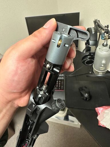 東京マルイ MWS（チャージングハンドルの一部が壊れています）と、ガス漏れのないマガジン5本およびその他のアイテム。