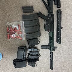 東京マルイ MWS（チャージングハンドルの一部が壊れています）と、ガス漏れのないマガジン5本およびその他のアイテム。