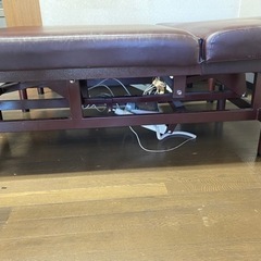 施術用電動昇降機能付きベットの画像