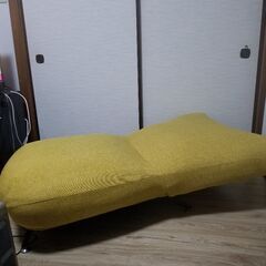 一人用大型リクライニングソファー。70×80。寝かすと、130×30　カラシ色のお洒落な椅子。の画像