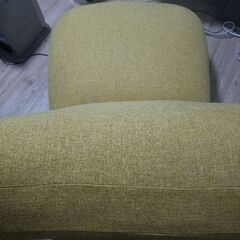 一人用大型リクライニングソファー。70×80。寝かすと、130×30　カラシ色のお洒落な椅子。の画像