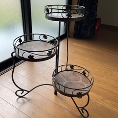 3段の鉢置き台ですの画像