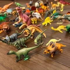 アニア5体含む約80体ほどの恐竜フィギュアの画像
