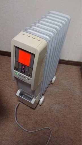 エレクトロラックス オイルヒーター 大型液晶パネル採用 EOH1208   サイズ：幅46×奥行20×高さ61cm 消費電力：1200W（700W/500W）熱量：最大約。1,032kcal/h 放熱板枚数：8枚 安全機能：転倒時自動停止