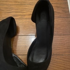 ブラック パンプスの画像