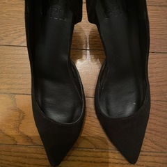 ブラック パンプスの画像