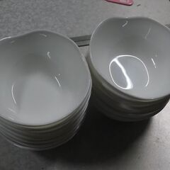 白い中鉢１３個、１３ｘ１３ｘ５，５