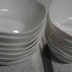 白い中鉢１３個、１３ｘ１３ｘ５，５の画像