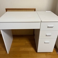 【譲渡先決まりました】コンセント付きドレッサー　化粧台　机