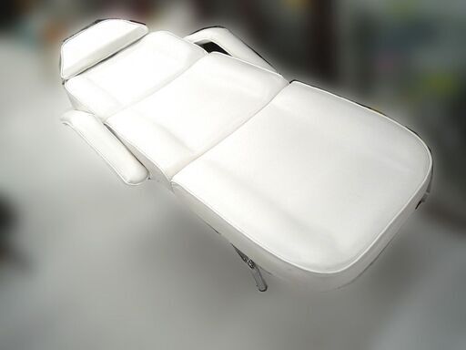 商談中 エステベッド リクライニング ホワイト 角度調整機能あり 中古 苫小牧西店