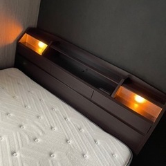 マットレスとダブルベッドのセットの画像