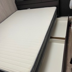 マットレスとダブルベッドのセットの画像