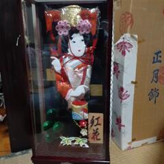 雛飾りと羽子板の画像