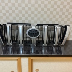 ランドクルーザープラド150系中期　純正フロントグリルの画像