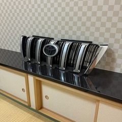 ランドクルーザープラド150系中期　純正フロントグリルの画像