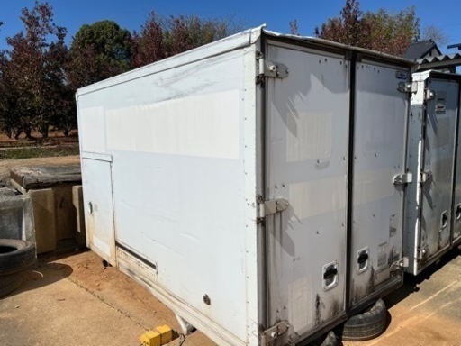 倉庫用コンテナ鉄製棚付き