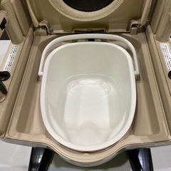 アロン化成（株） 安寿ポータブルトイレ 樹脂製 ジャスピタ標準 ひじ掛け付き 介護 簡易トイレ 洋式  の画像