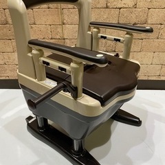 アロン化成（株） 安寿ポータブルトイレ 樹脂製 ジャスピタ標準 ひじ掛け付き 介護 簡易トイレ 洋式  の画像