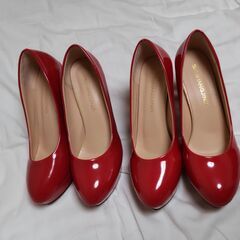 赤ハイヒール２足の画像