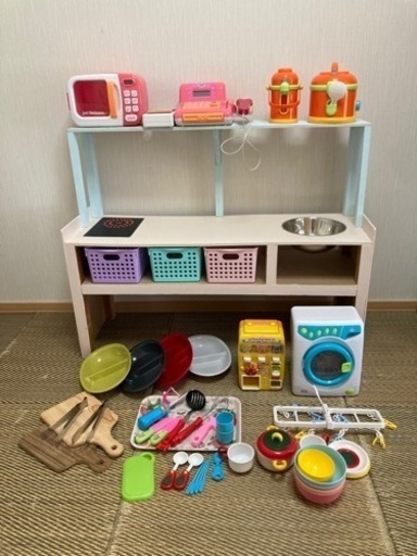 おままごとセット　キッチン（手作り）、レンジ、洗濯機、レジ、炊飯器、ポット、野菜、果物などな