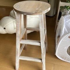 木製スツールの画像