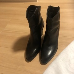 ZARAのブーツの画像
