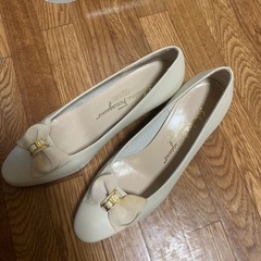 フェラガモパンプス  