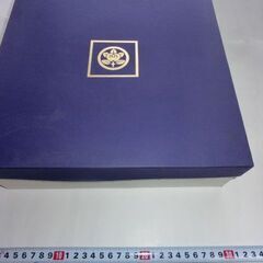 たつ吉。箱入り、★おもてなしに⭐綺麗で貴重なブルーカラー★それぞれ花模様、★橘吉★箱入り未使用（大皿1点、中皿5点★レンジ対★画像参照★お問い合わせ前プロフィール必読ですの画像