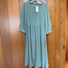 【新品未使用】 UNIQLO ユニクロ レーヨンジョーゼットフレアワンピース（7分袖）の画像