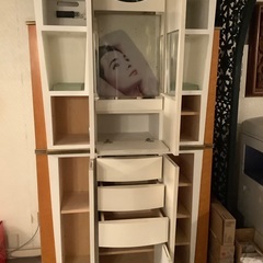 アレクサンドルのディスプレイ棚の画像