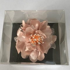 ピンク色のお花のコサージュの画像