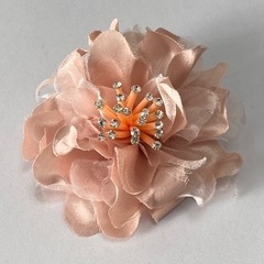 ピンク色のお花のコサージュ