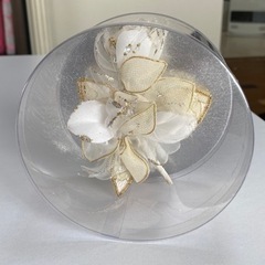 白色と金色の花束のような形のコサージュの画像