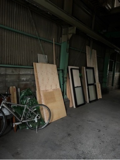 2×4木材、ドア、窓など