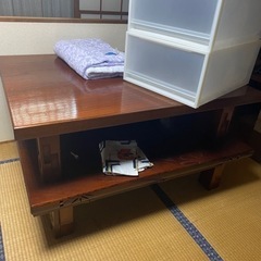 下の机