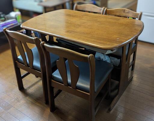 ダイニングテーブル、4脚セット(中央に収納あり)