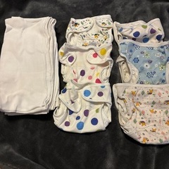 布おむつカバーと布おむつ