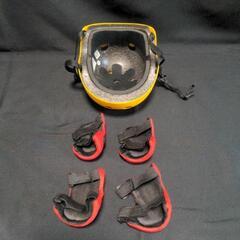 子供用ヘルメットとプロテクターセットの画像