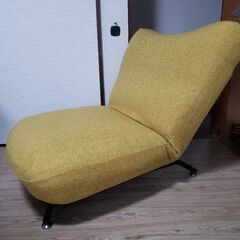 早い者勝ち。極美品。一人用大型リクライニングソファー。70×80。寝かすと、130×30　マスタードカラーのお洒落なゆったり椅子。の画像