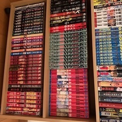 漫画と本棚の画像