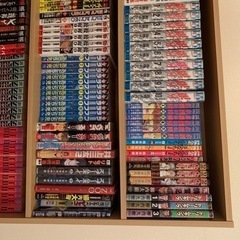 漫画と本棚の画像