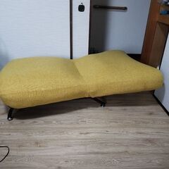 早い者勝ち。極美品。一人用大型リクライニングソファー。70×80。寝かすと、130×30　マスタードカラーのお洒落なゆったり椅子。の画像