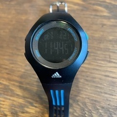 adidasスポーツ時計の画像