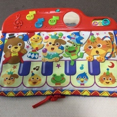 布製ピアノと掴むとカシャカシャ音の出る布製おもちゃ色々