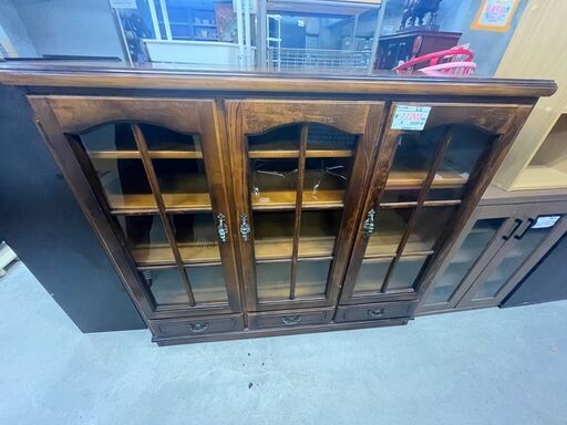 リサイクルショップどりーむ天保山店　No11590　飾り棚　カリモク家具　高級家具　アンティーク調　おしゃれ棚　大きめサイズ　配達可能