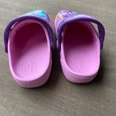 〈クロックス〉プリンセスサンダル8の画像