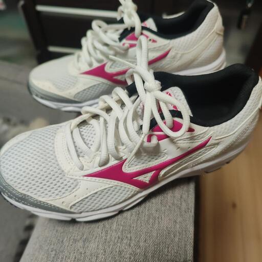 MIZUNOスニーカー新品未使用23cm定価4,950円【2,000円→1,000円早く売りたいので】