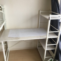 棚付きの机　ニトリ